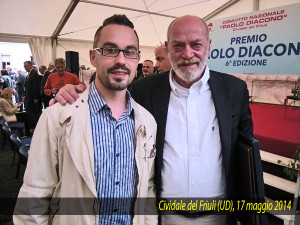 Toni Capuozzo insignito del Premio “Paolo Diacono” a Cividale del Friuli (Udine) posa gentilmente con Alberth Mayhem